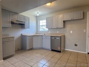 14246 S Hickory St in Glenpool, OK - Foto de edificio - Building Photo