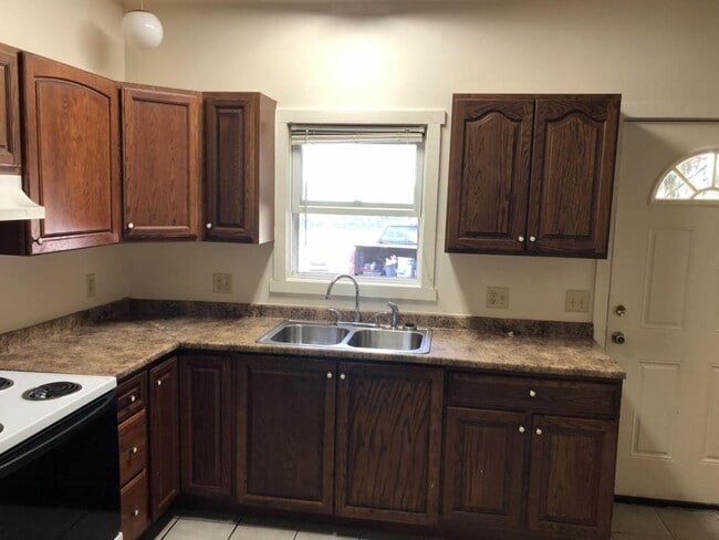 609 Grove City Rd in Slippery Rock, PA - Building Photo - Building Photo