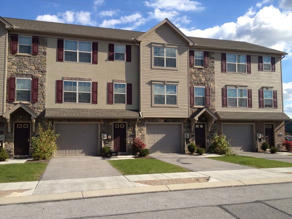 High Pointe Townhomes in Spring Grove, PA - Foto de edificio