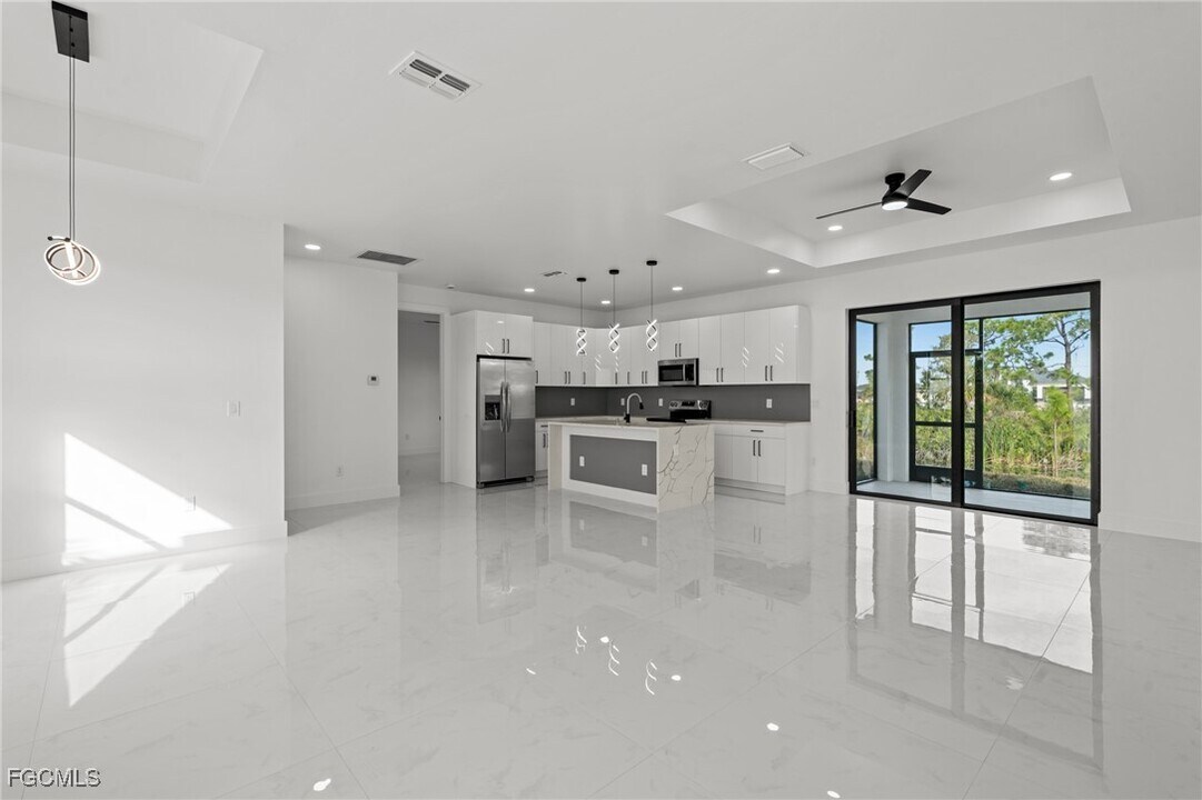 1921 NW 30th St in Cape Coral, FL - Foto de edificio