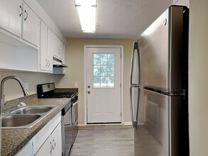 2875 Woodburn Ct in College Park, GA - Building Photo - Building Photo