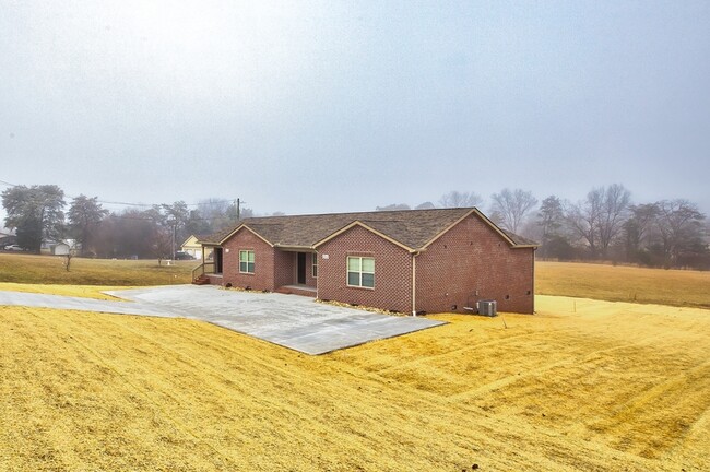 816 S Old Sevierville Pike in Seymour, TN - Building Photo - Building Photo