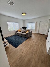 1215 NE 109th St in Miami, FL - Building Photo - Building Photo