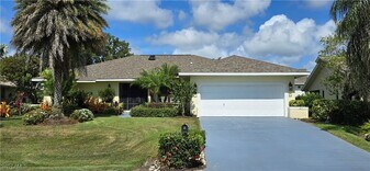 1747 Sandpiper St in Naples, FL - Building Photo