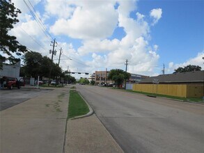 5804 Newcastle St in Bellaire, TX - Building Photo - Building Photo