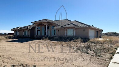 6587 Coyote Rd in Phelan, CA - Building Photo - Building Photo
