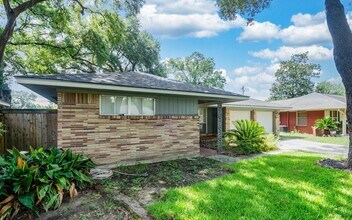 4915 Hialeah Dr in Houston, TX - Building Photo - Building Photo