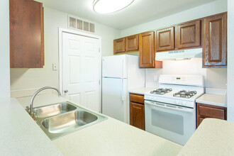 Schooner Cove in Ypsilanti, MI - Foto de edificio - Interior Photo