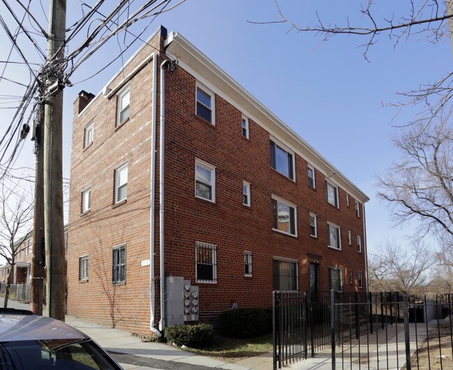 272 56th St NE in Washington, DC - Foto de edificio - Building Photo