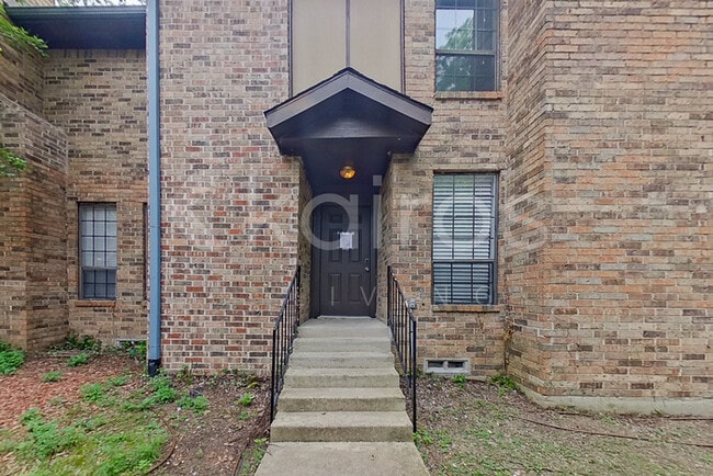 property at 2140 Woodnote Ln