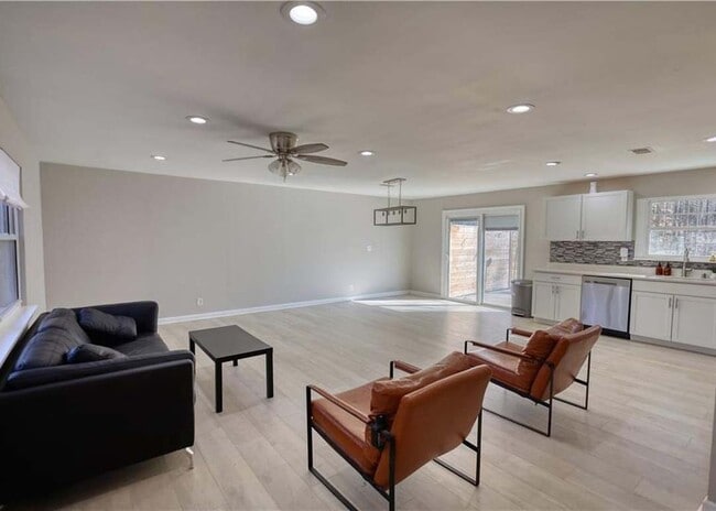 115 Hollybrook Rd in College Park, GA - Foto de edificio - Building Photo