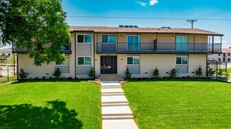 Parkside Green at Bishop Ridge in Dallas, TX - Building Photo