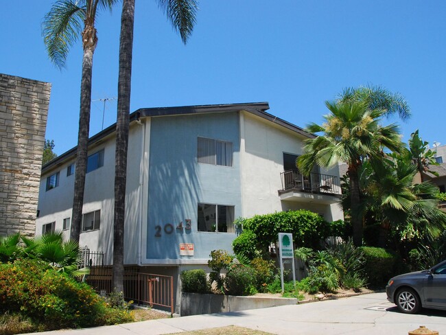 2043 Beachwood Drive, in Los Angeles, CA - Foto de edificio - Building Photo