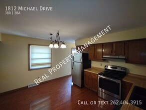 1812 Michael Dr in Waukesha, WI - Building Photo - Building Photo