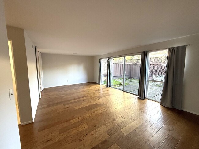 17 Surrey Ln in San Rafael, CA - Foto de edificio - Building Photo