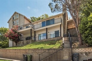 1803 Old Oak Dr in Arlington, TX - Building Photo