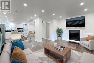 31 Greenleaf Cres in Brampton, ON - Building Photo - Building Photo