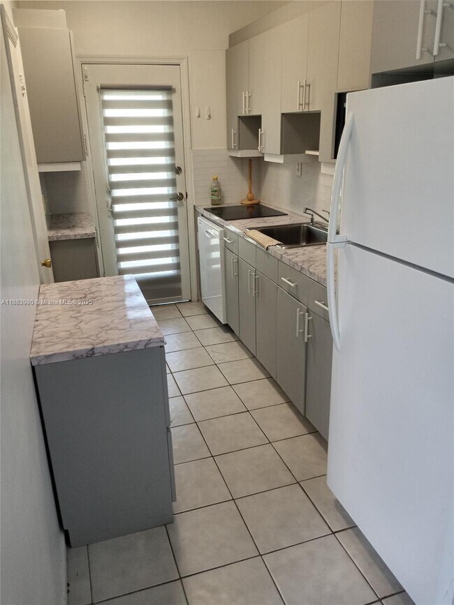 6490 Collins Ave in Miami Beach, FL - Foto de edificio - Building Photo