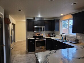 725 NE Negus Pl in Redmond, OR - Building Photo - Building Photo