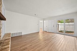 2210 Quarry Rd in Austin, TX - Foto de edificio - Building Photo