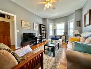 512 Centre St, Unit 2 in Boston, MA - Building Photo - Building Photo