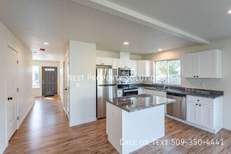 1073 S Grand Dr in Moses Lake, WA - Building Photo - Building Photo