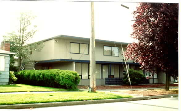 Midvale Manor Apartments in Seattle, WA - Building Photo