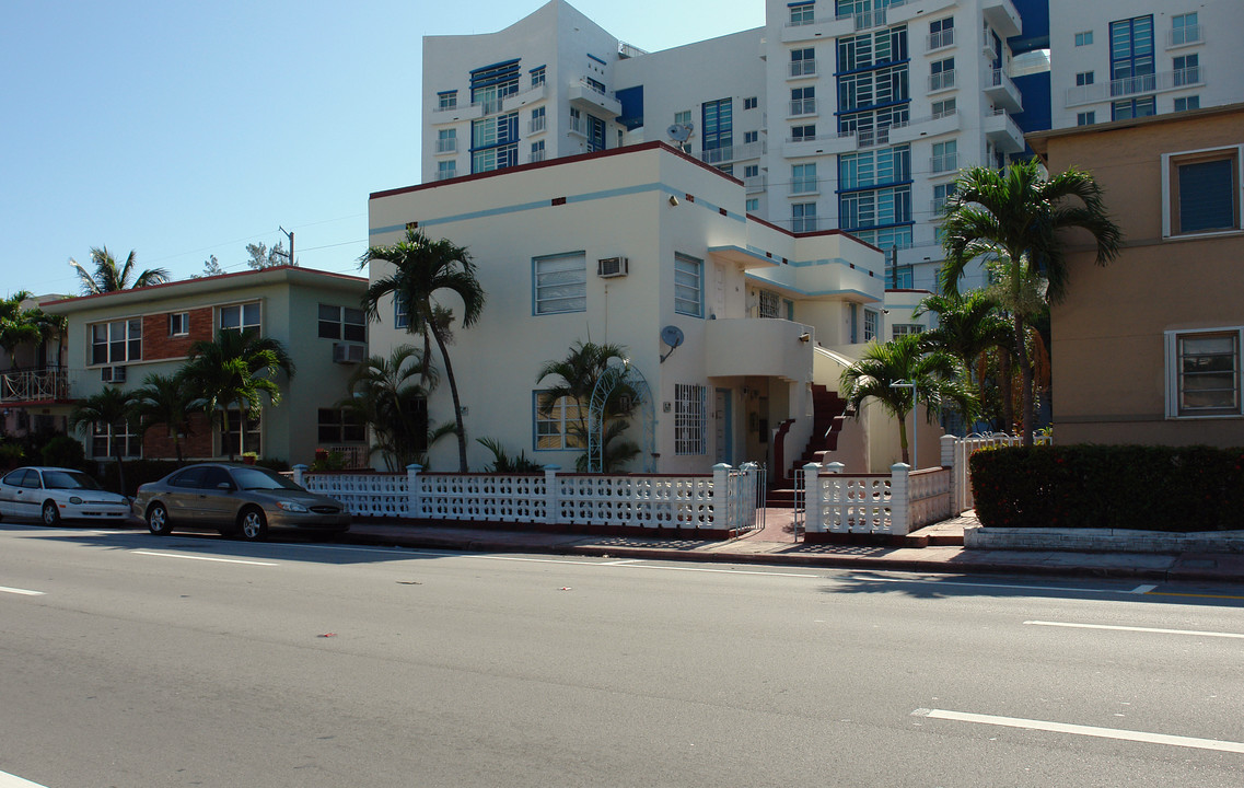 7615 Harding Ave in Miami Beach, FL - Building Photo