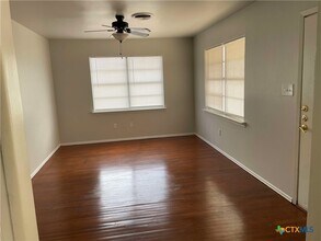 1005 Phil Ave in Copperas Cove, TX - Foto de edificio - Building Photo