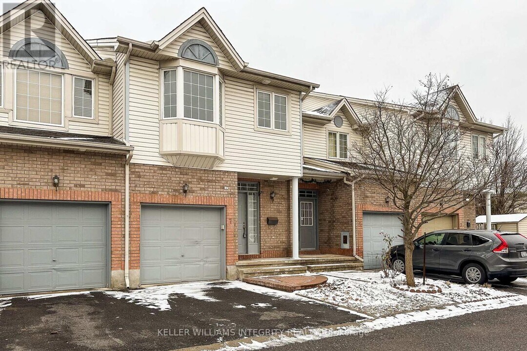 211-211 Station Blvd in Ottawa, ON - Building Photo