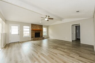 1239 Sheree Ln in Duncanville, TX - Foto de edificio - Building Photo