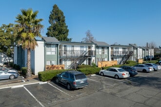 The Pointe On Bell in Sacramento, CA - Building Photo - Building Photo