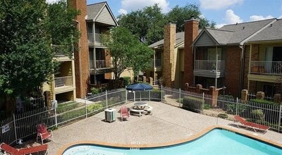 11201 Lynbrook Dr in Houston, TX - Building Photo - Building Photo