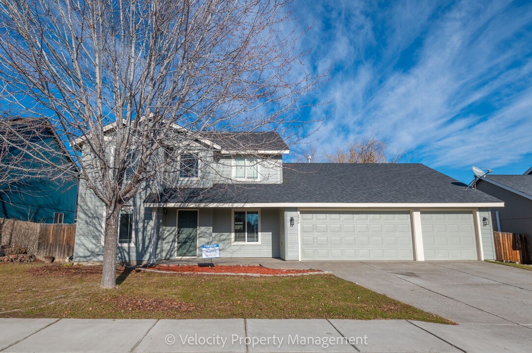 2077 NW Kingwood Ave in Redmond, OR - Foto de edificio