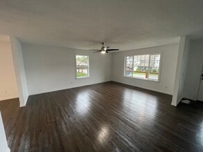 1853 SW Olive St in Oak Harbor, WA - Foto de edificio - Building Photo