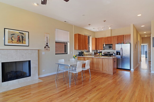 2147 W Evergreen Ave in Chicago, IL - Building Photo - Building Photo