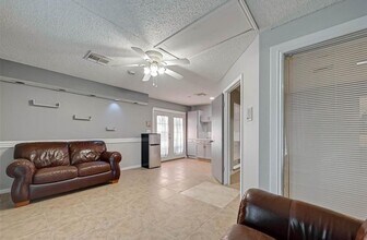 13102 Richmond Ave. in Houston, TX - Foto de edificio - Building Photo