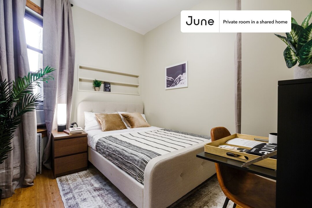 Private bedroom in 3 bed/1 bath Home in New York, NY - Building Photo