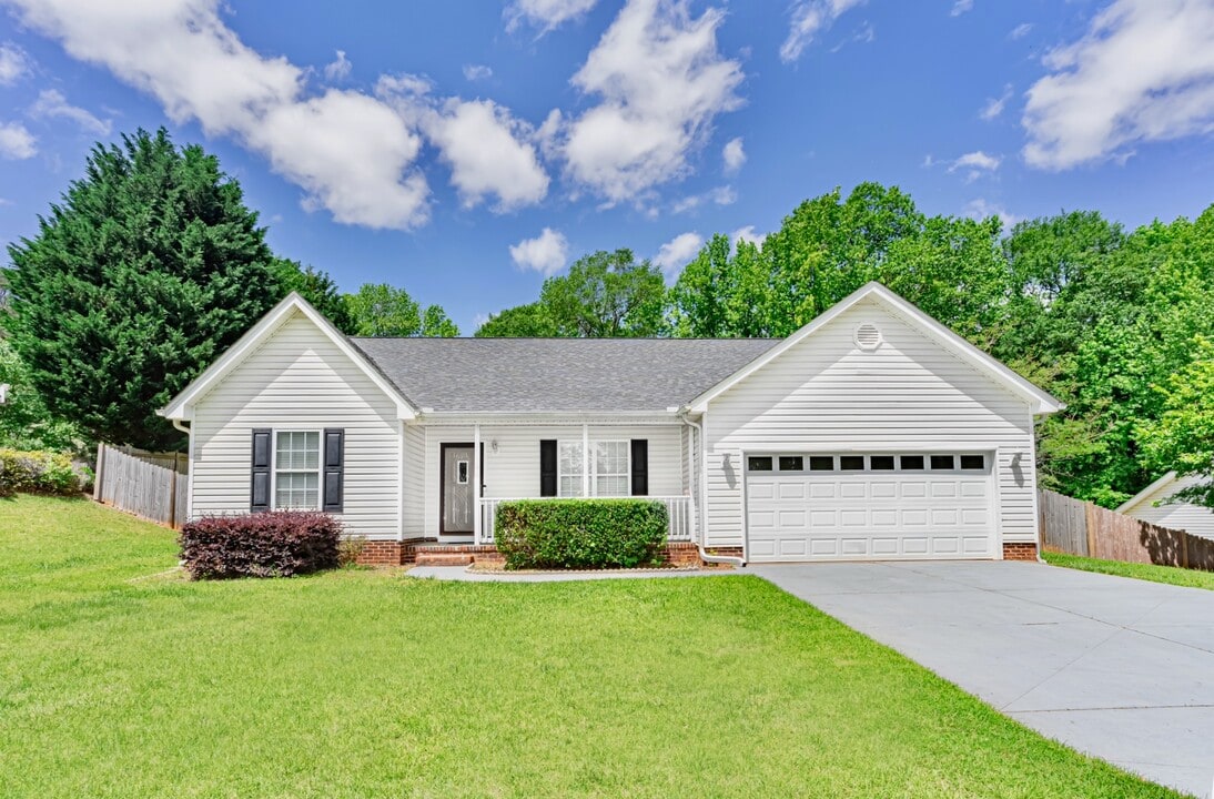 125 Ashlan Woods Ct in Greer, SC - Building Photo