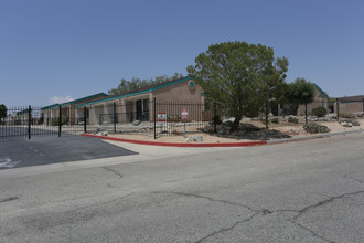 Halter Sunset Village in Joshua Tree, CA - Foto de edificio - Building Photo