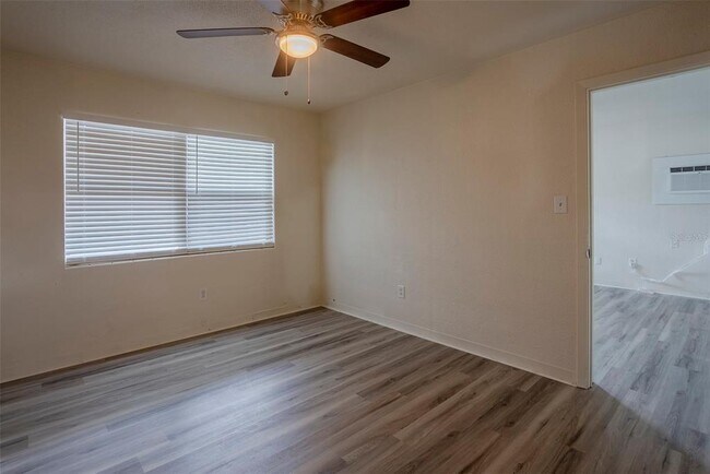 1102 Sunset Point Rd-Unit -4 in Clearwater, FL - Building Photo - Building Photo