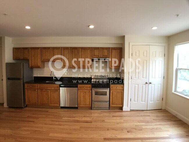 379 Harvard St in Cambridge, MA - Building Photo - Building Photo