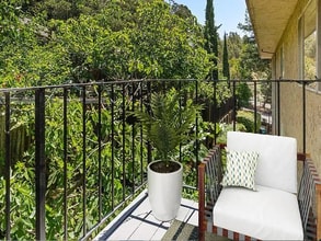 7620 Mountain Blvd, Unit 12 in Oakland, CA - Foto de edificio - Building Photo