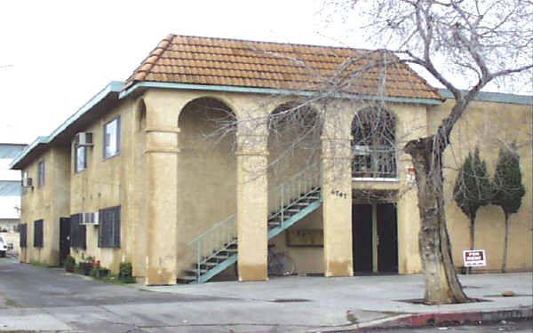 6747 Agnes Ave in North Hollywood, CA - Foto de edificio - Building Photo