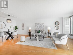 2045 Lake Shore Blvd W in Toronto, ON - Building Photo - Building Photo