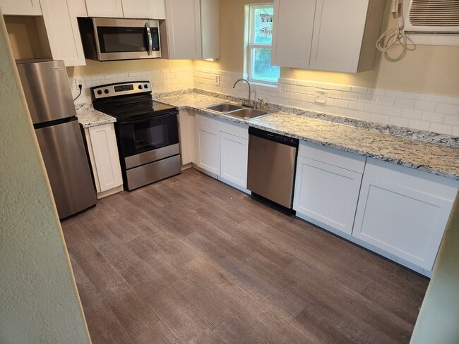 611 E Highway 11, Unit 1 in Tom Bean, TX - Foto de edificio - Building Photo