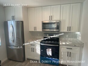 3877 Island Way in St. Petersburg, FL - Building Photo - Building Photo