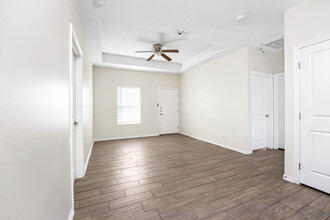 UNION SQUARE APARTMENTS in Edinburg, TX - Building Photo - Interior Photo