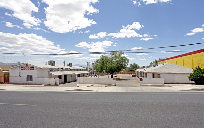 5602-5604 Central Ave SW in Albuquerque, NM - Foto de edificio - Building Photo