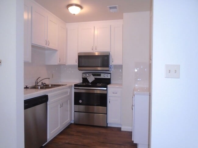 6812 N Half Moon Dr in Bakersfield, CA - Foto de edificio - Building Photo